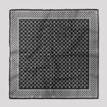 روسری زمینه نقره‌ای مشکی